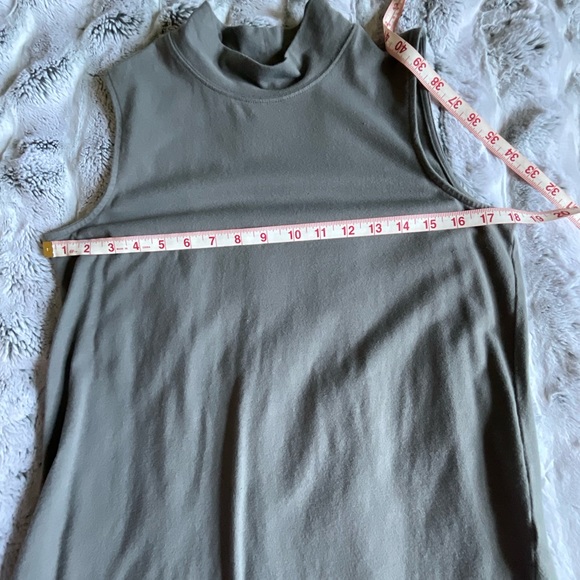 Sleeveless gray turtleneck by Christopher & Banks - Picture 3 of 4